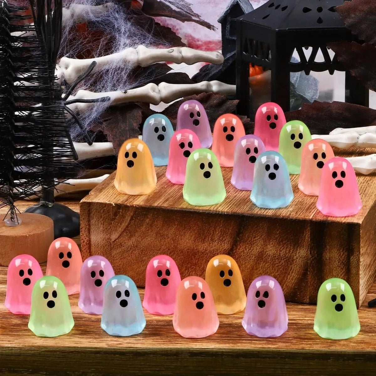 👻30-piece set of cute glow-in-the-dark ghost resin beads