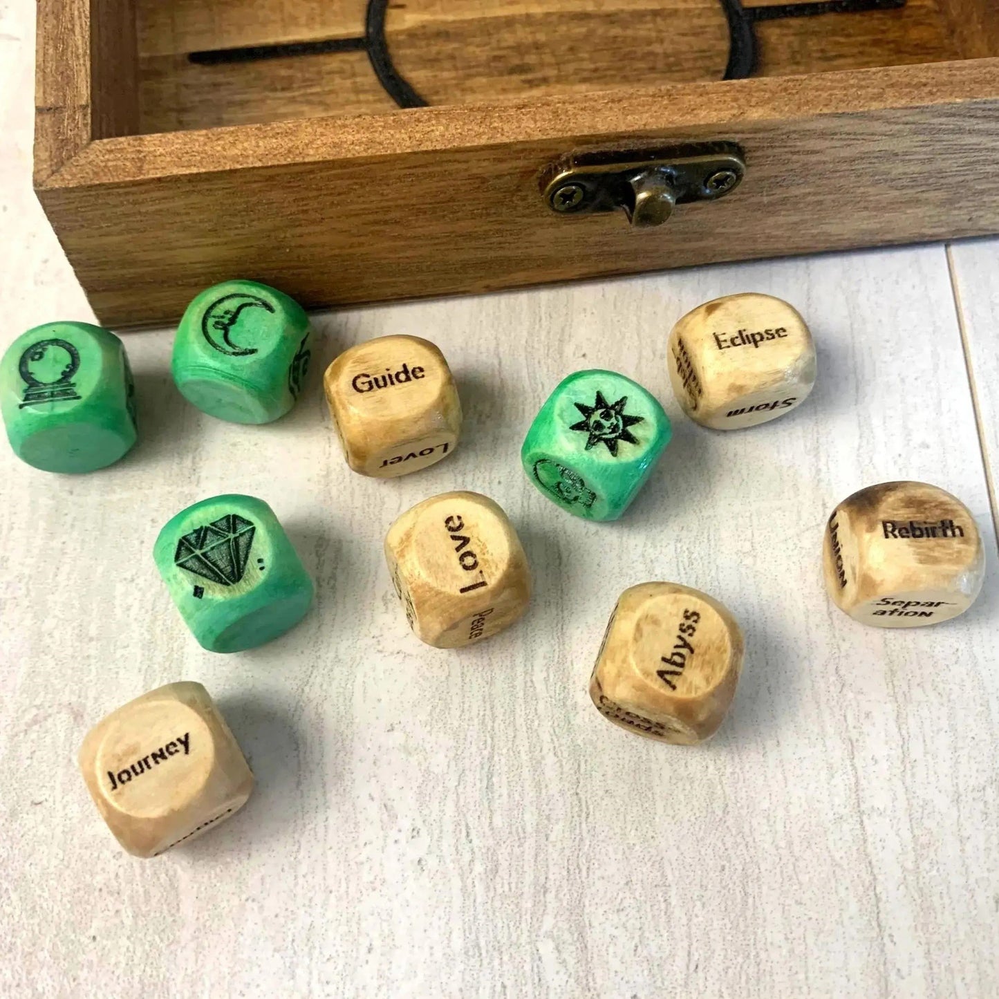 🔮🎲 Juego de dados de adivinación arcana – Caja de madera grabada, dados oraculares para rituales de tarot, amplificador de intuición artesanal
