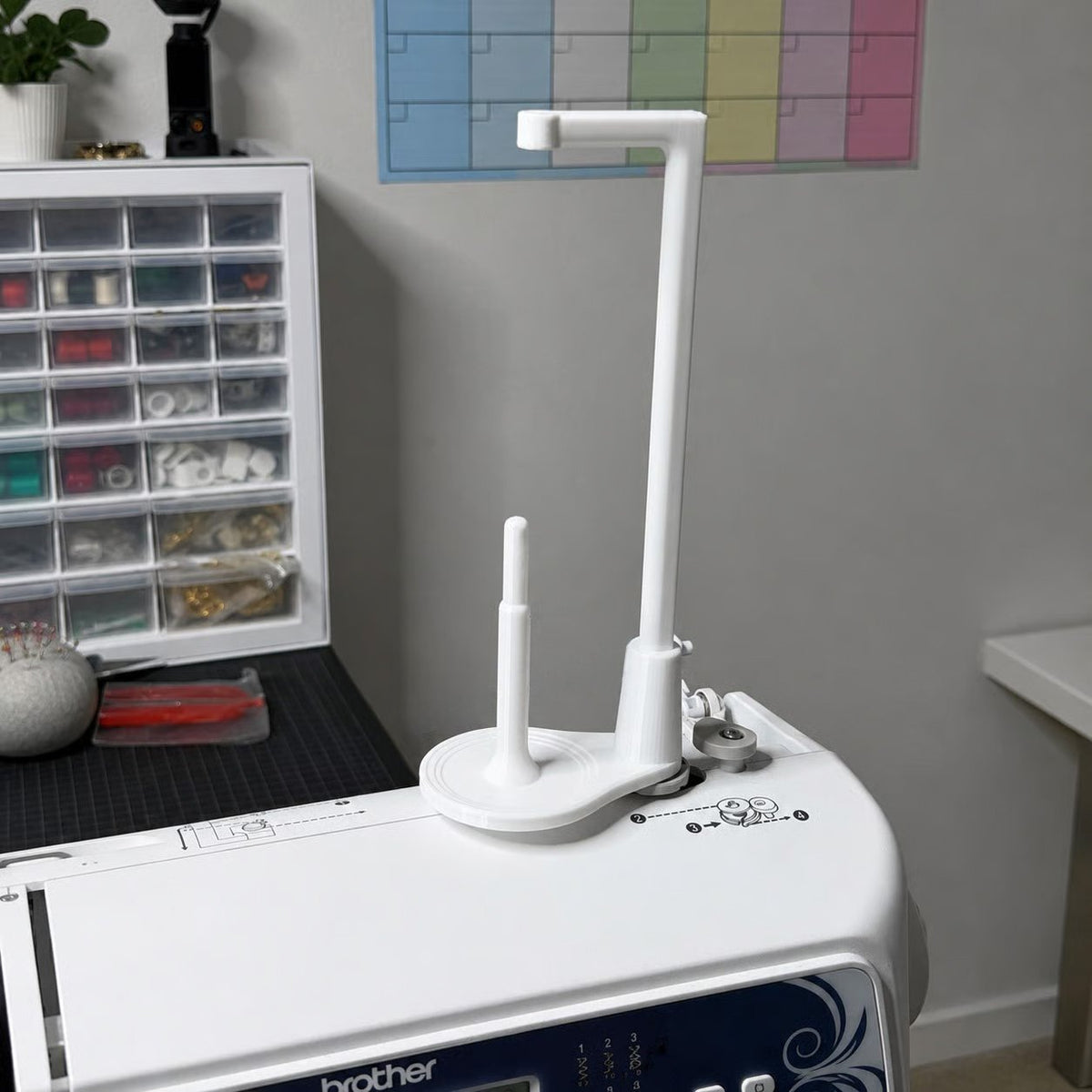 🧵Large Capacity Thread Spool Stand🪡(Compatible With Most Sewing Machines In US Markets)