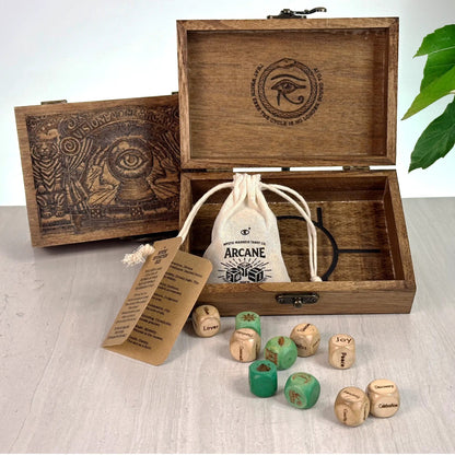 🔮🎲 Juego de dados de adivinación arcana – Caja de madera grabada, dados oraculares para rituales de tarot, amplificador de intuición artesanal