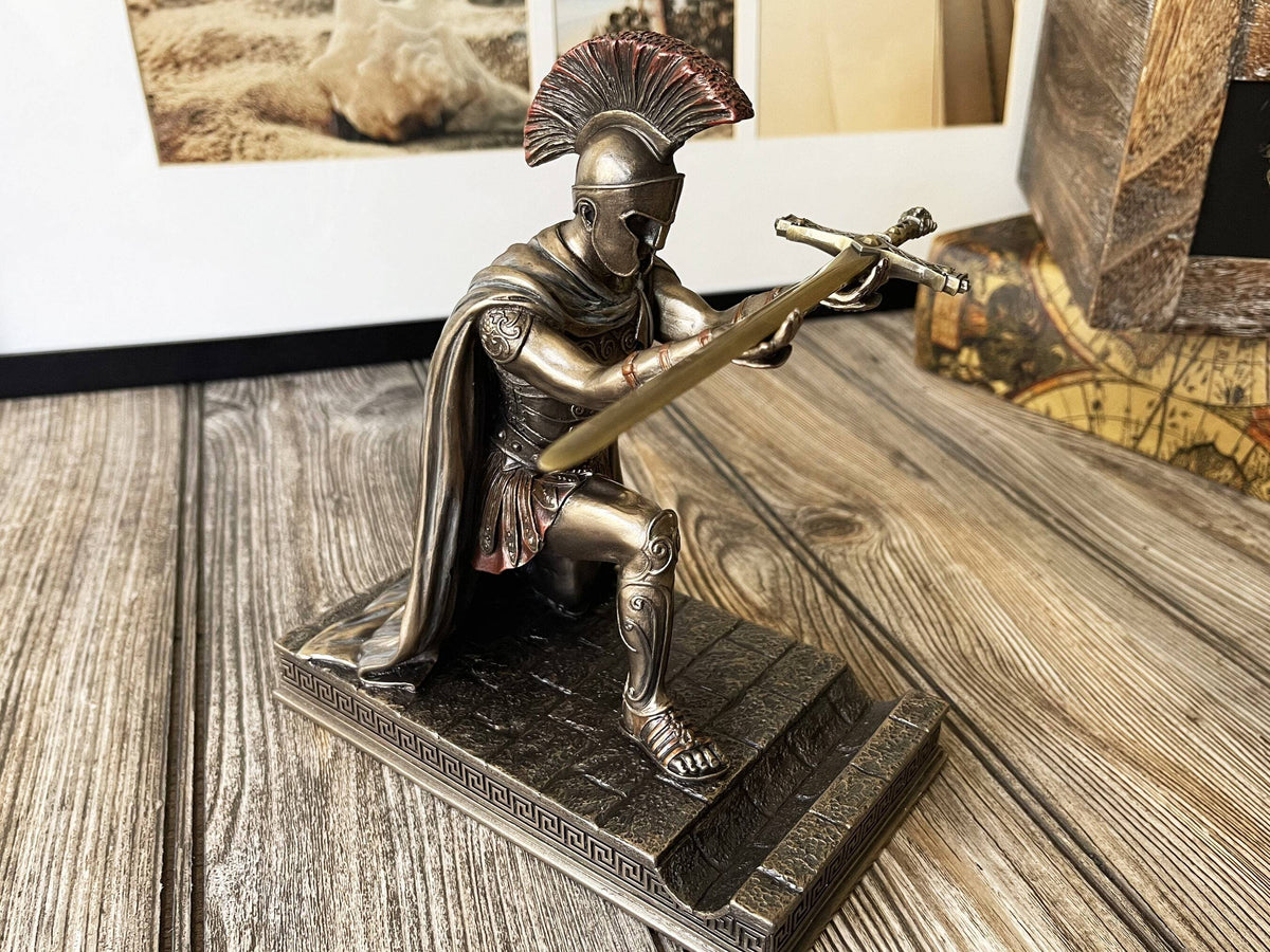 💯  🔥Greece commander statue desk decoration pen holder（15*10*6CM）