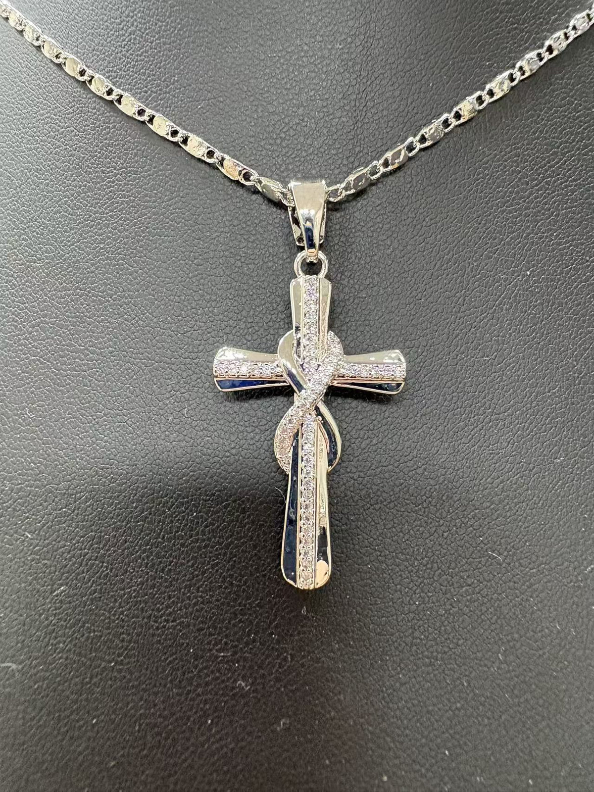 ⏳Limited-time 50% off⏰Women's Sparkling Twisted Knot Cross Pendant Necklace✝️📿