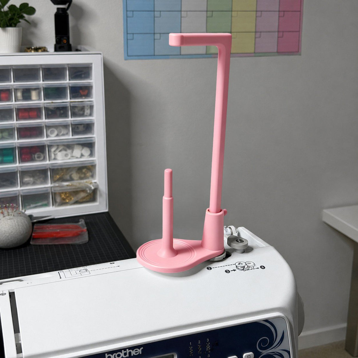 🧵Large Capacity Thread Spool Stand🪡(Compatible With Most Sewing Machines In US Markets)
