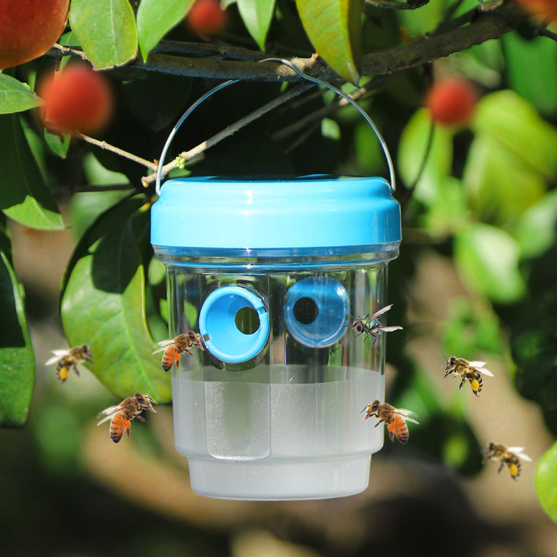🐝☀️ Solar-powered wasp trap for patios and gardens 🔋🌿 – effective, rechargeable and weatherproof – chemical-free, covers up to 500 m² !