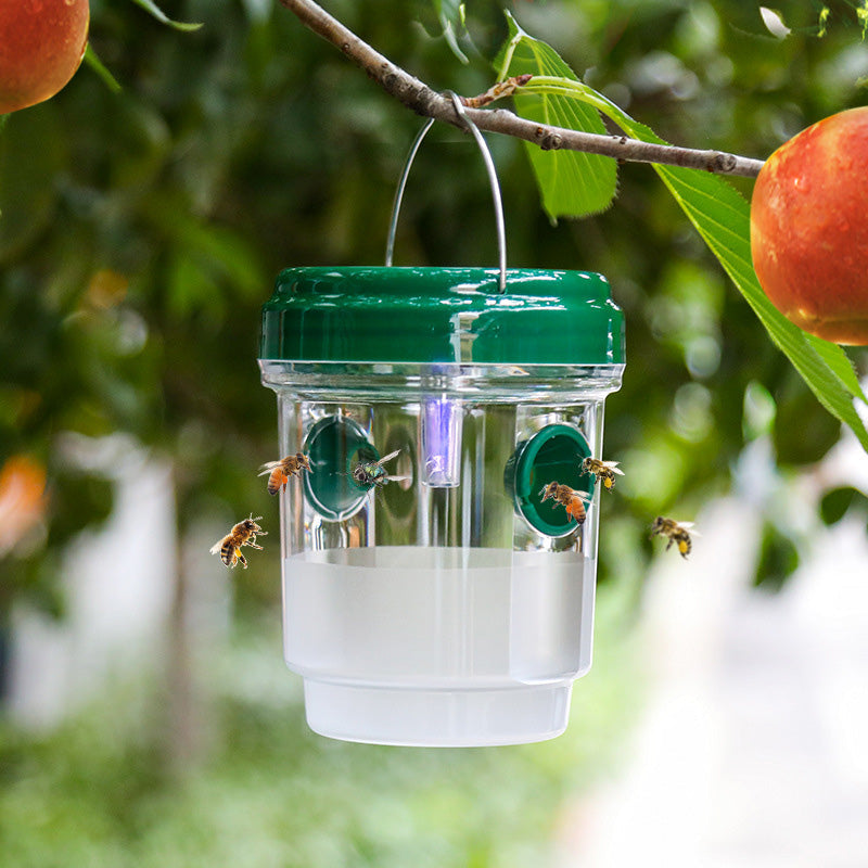 🐝☀️ Solar-powered wasp trap for patios and gardens 🔋🌿 – effective, rechargeable and weatherproof – chemical-free, covers up to 500 m² !